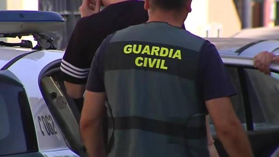 Tres detenidos por tener una plantación de marihuana en un sótano en Ambroz, Granada