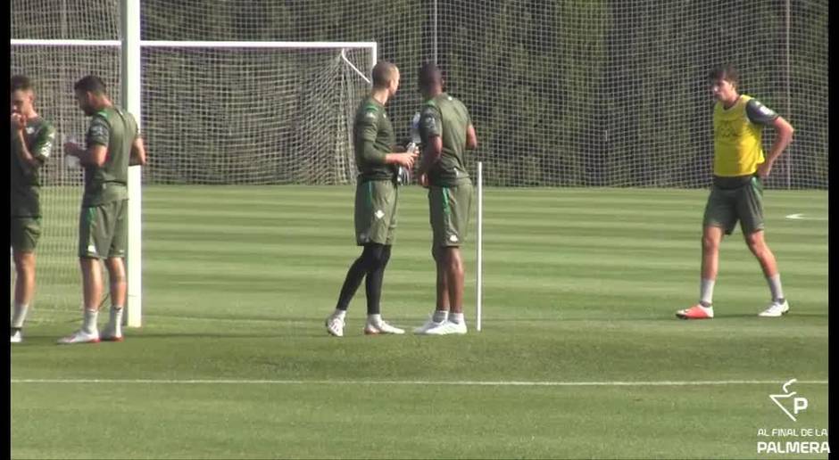 Pau López, protagonista en el entrenamiento del Betis