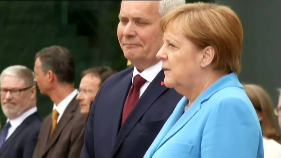 Angela Merkel vuelve a sufrir temblores en un acto oficial