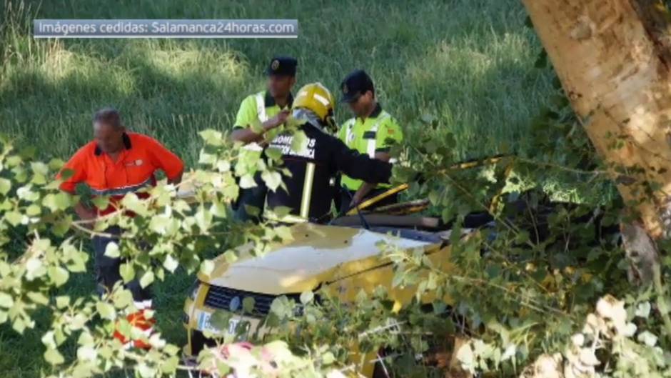 Vecinos y familiares muestran su dolor por la muerte de los cuatro jóvenes del accidente de Salamanca