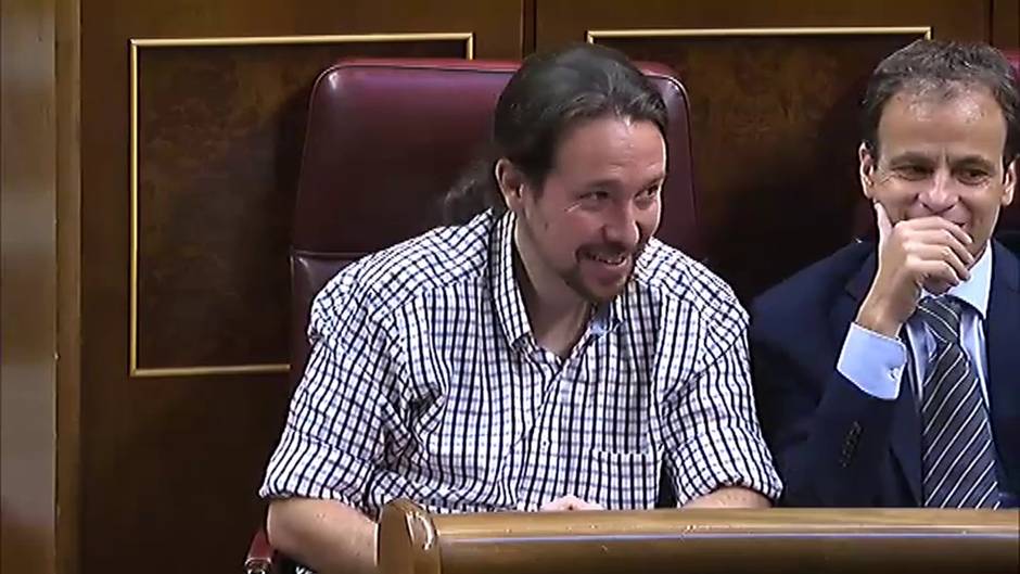 Lastra reprocha a Iglesias su abstención y éste responde desde su escaño: "¡Qué poca vergüenza!"