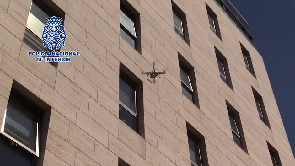 La Policía Nacional vigila a los drones que surcan Madrid