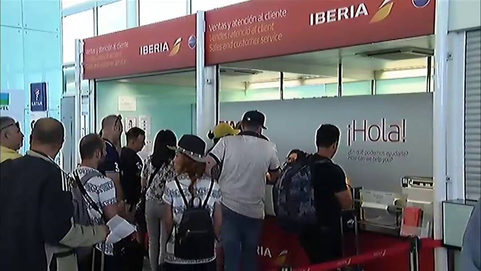 La huelga y una tromba de agua colapsan el aeropuerto de Barcelona