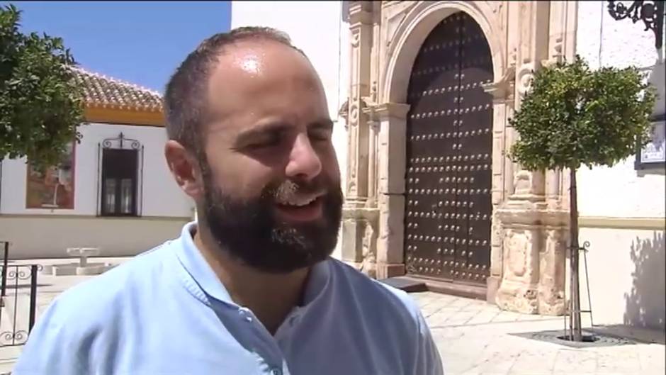 Vecinos de Teba se echan a la calle para evitar que se lleven las campanas