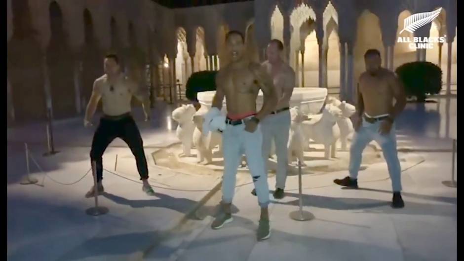 Los All Blacks visitan la Alhambra e interpretan una haka