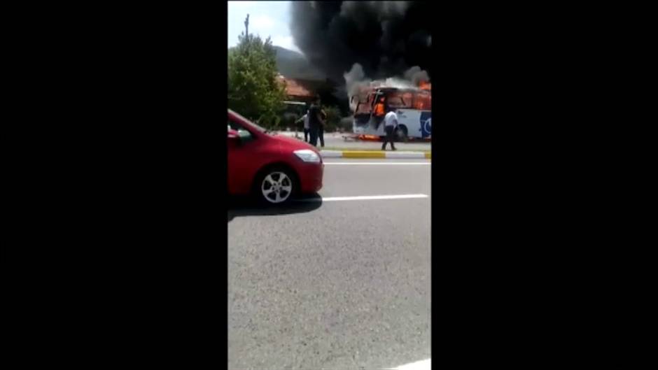 Mueren cinco personas, incluido un niño, en el incendio de un autobús en Turquía