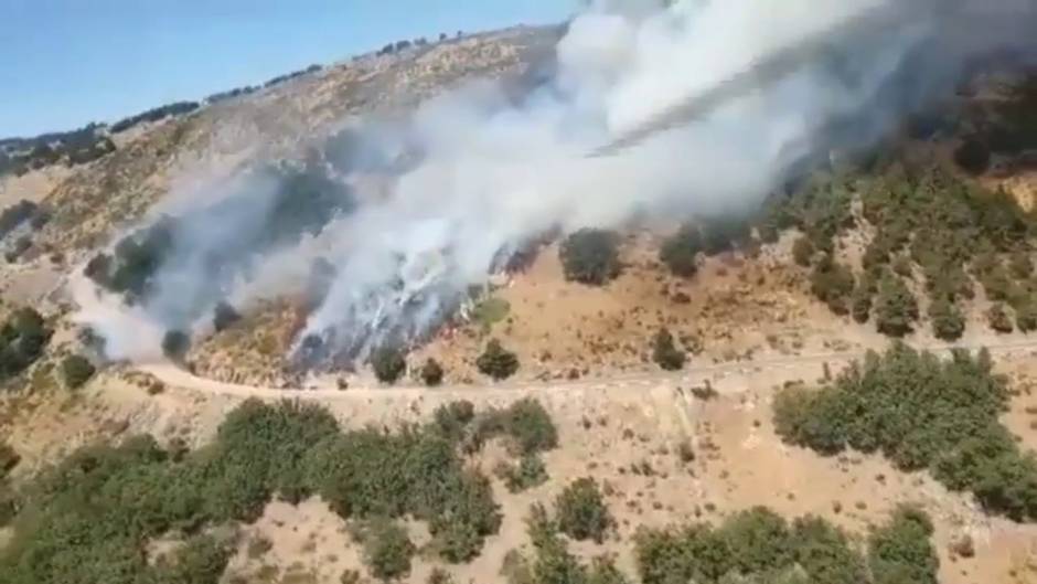 Los bomberos siguen intentando estabilizar el fuego declarado esta tarde en la sierra de Guadarrama