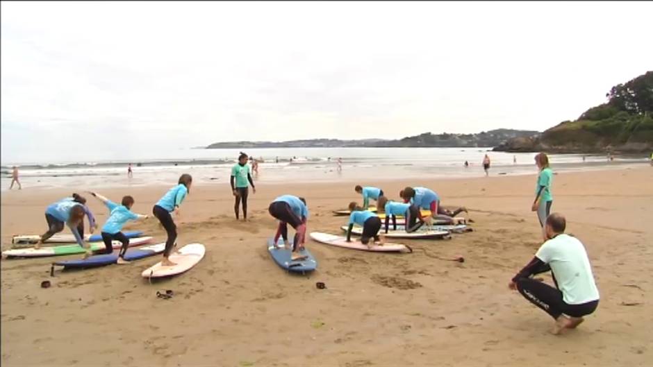 El yoga conquista las playas españolas