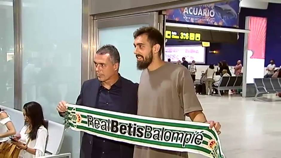 Borja Iglesias llega a Sevilla