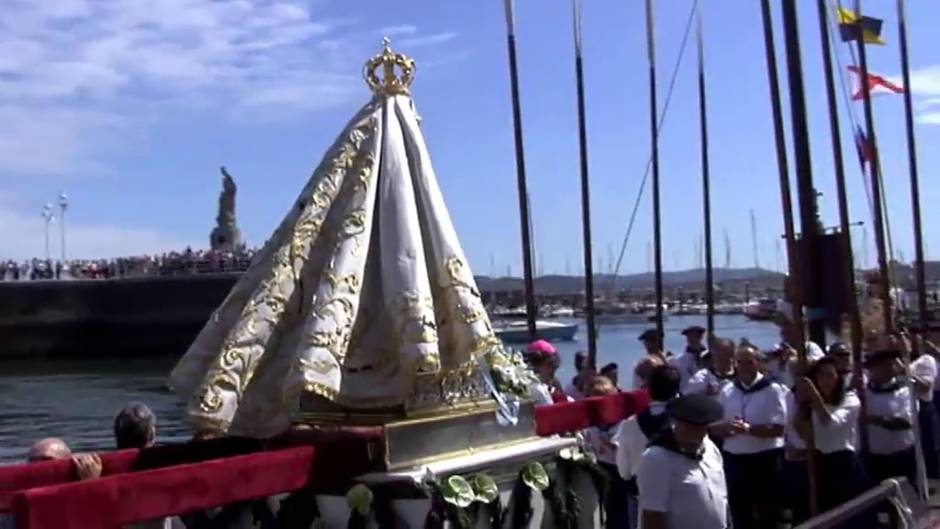 La Virgen de Begoña llega a Bilbao navegando por la ría desde Santurce