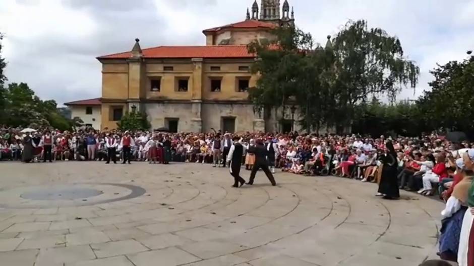 El alcalde de Bilbao baila un aurresku con motivo de la festividad de Begoña