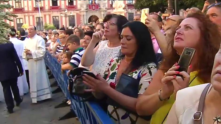 Miles de fieles asisten a la procesión de la Virgen de los Reyes