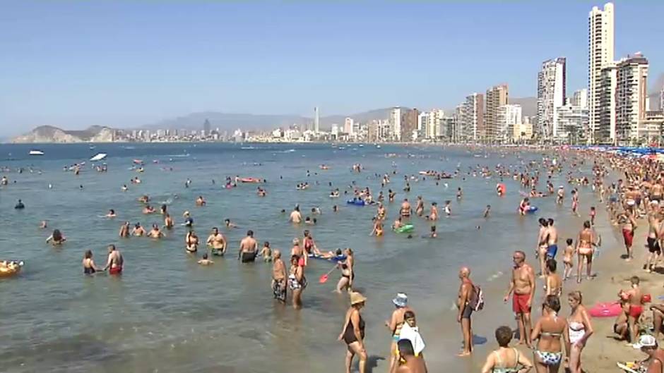 Playas abarrotadas en el día de la Virgen