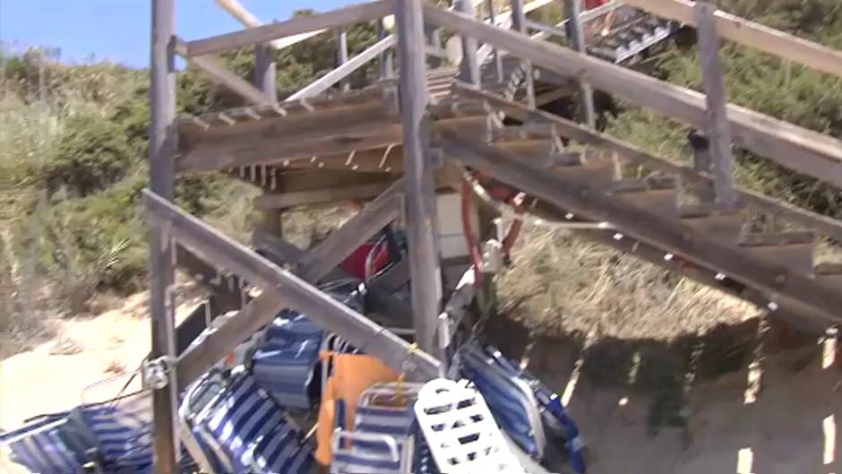 El Ayuntamiento de Chiclana retirará las sillas atadas a los accesos a la playa