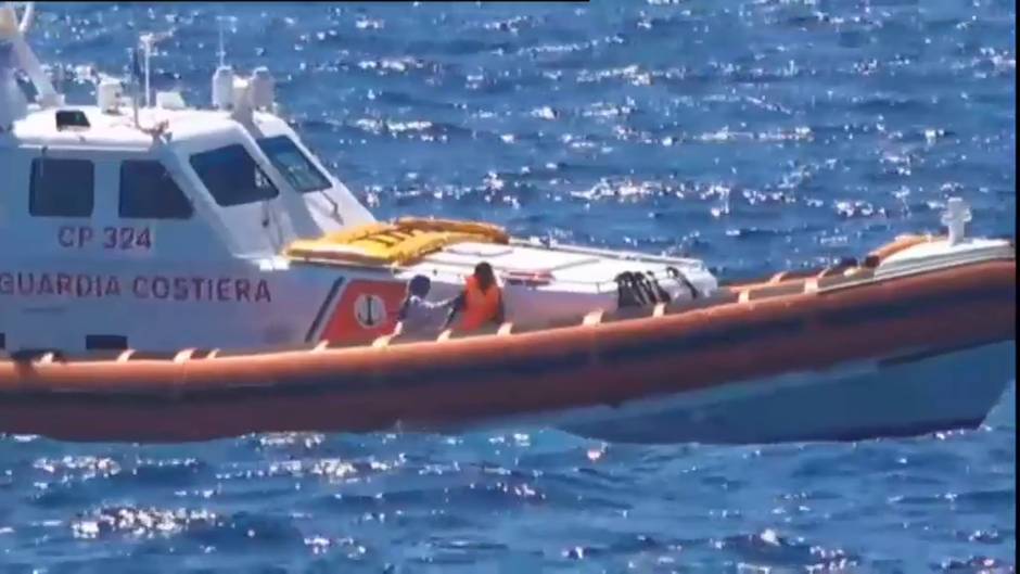 España envía un buque para recoger a los migrantes del Open Arms