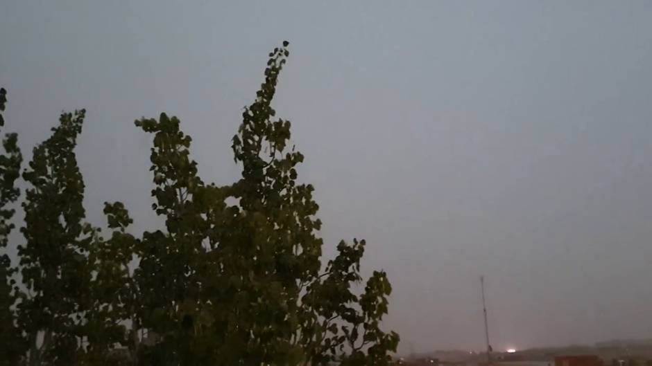 Una fuerte tormenta eléctrica está cayendo sobre Madrid