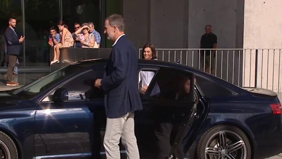 Los reyes de España visitan a don Juan Carlos acompañados de sus hijas