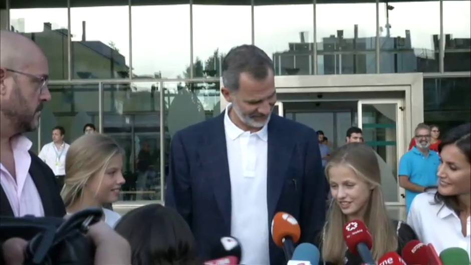 Felipe VI tras la visita a su padre en el hospital: "Da gusto verle tan bien y tan animado"