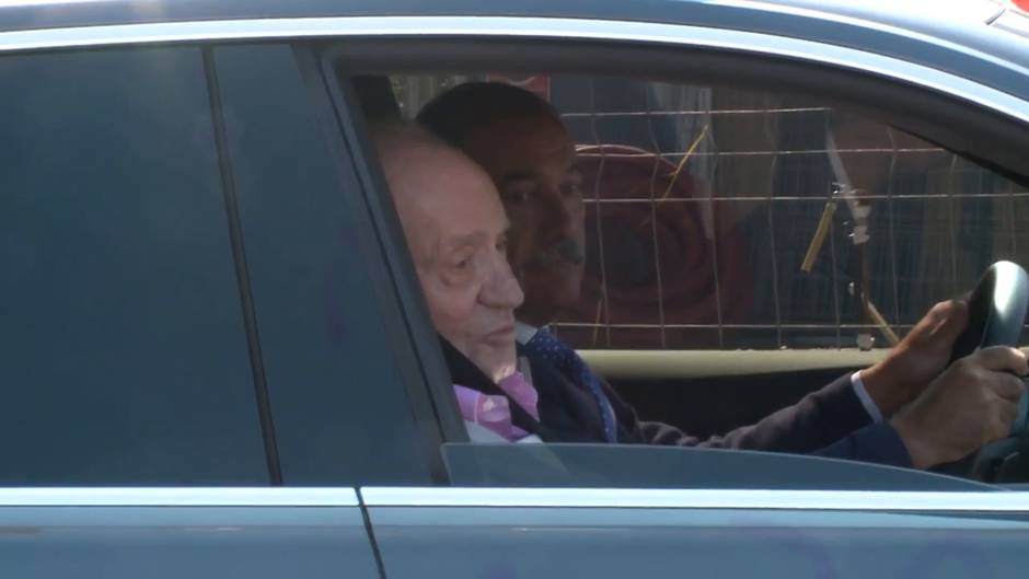 Don Juan Carlos recibe el alta y bromea: "Tengo tuberías nuevas"