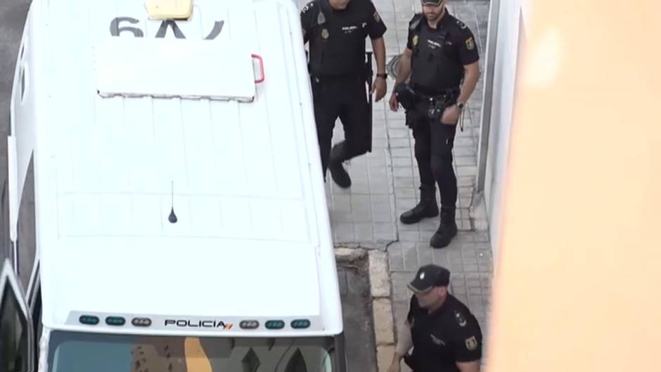 Ana Julia Quezada llega al juicio escoltada por la Policía