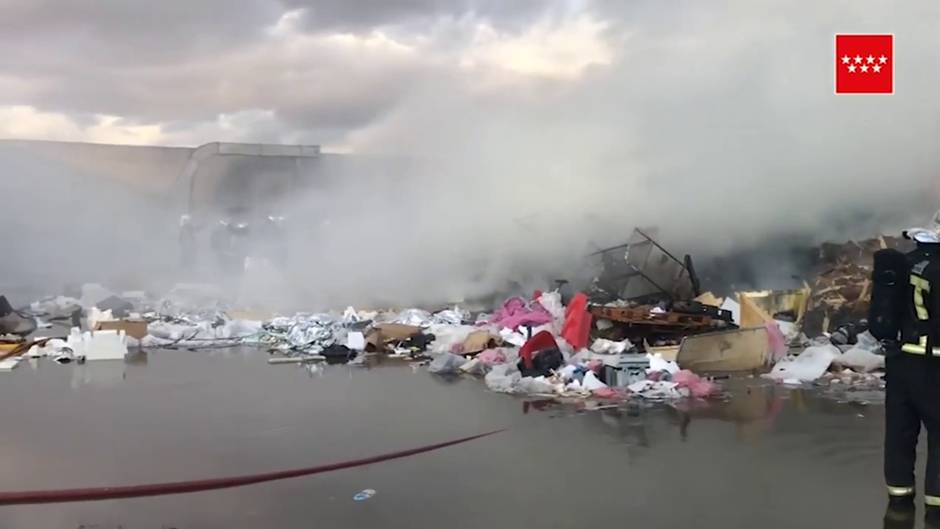 Arde una planta de reciclaje frente a una nave de Alcalá de Henares