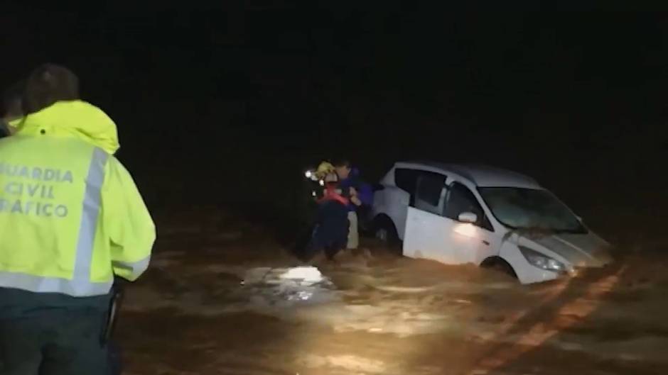 Bomberos de Levante rescatan a cinco personas atrapadas en sus coches