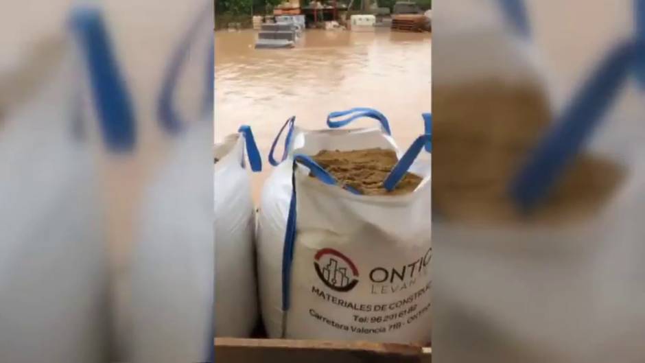 Los desalojados en Ontinyent recogen los pocos enseres que les quedan