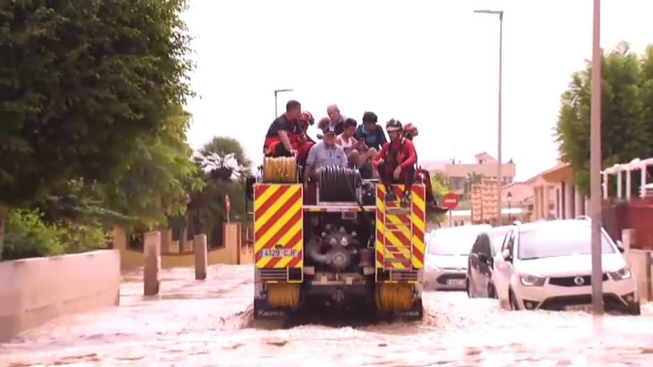 Ejército, Bomberos y Guardia Civil socorren a los vecinos de Los Alcázares, en Murcia