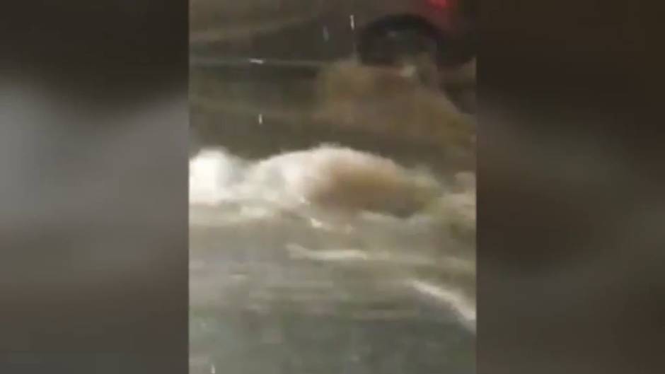 La fuerza del agua arrastra una docena de coches en Alhaurín el Grande