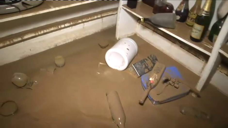 Limpieza entre la desolación en Los Alcázares