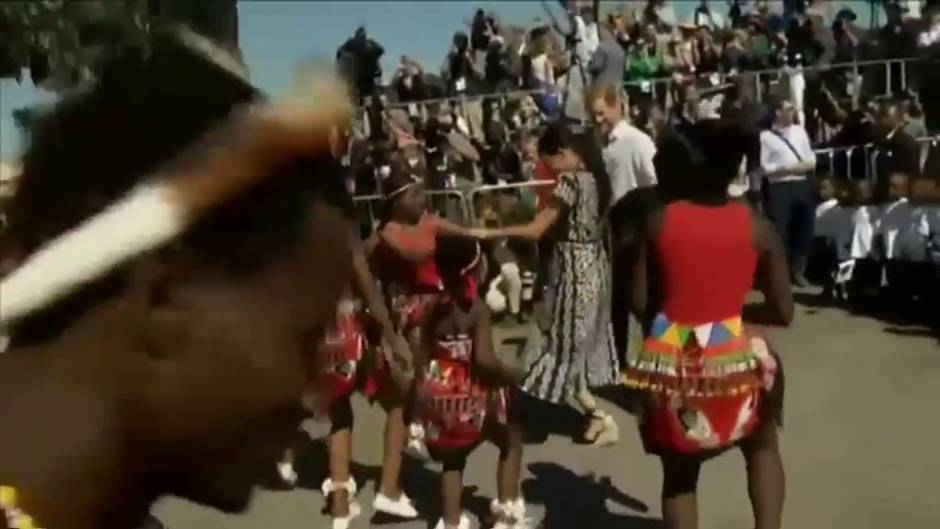 Los duques de Sussex bailan durante la ceremonia de bienvenida a Sudáfrica