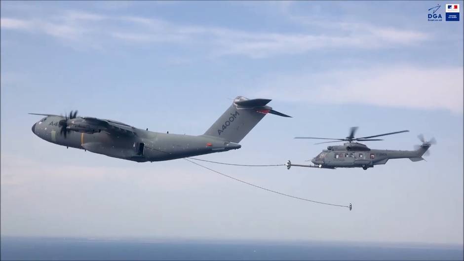 Airbus A400M realiza sus primeras pruebas para reabastecer de combustible a helicópteros en vuelo