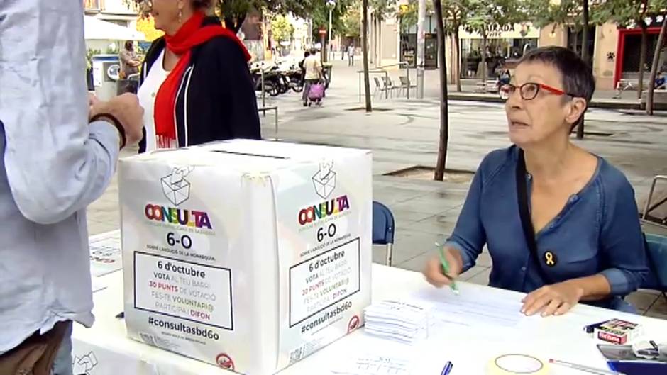 Los vecinos de Sabadell celebran su particular consulta sobre monarquía o república