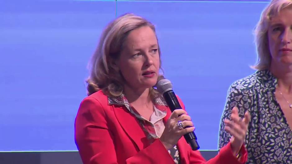 Calviño ensalza la educación financiera ante la "desventaja" del ciudadano