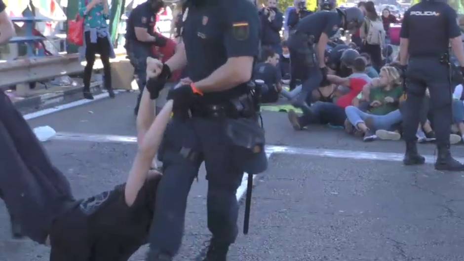 Los ecologistas acampan frente al Ministerio para la Transición Ecológica