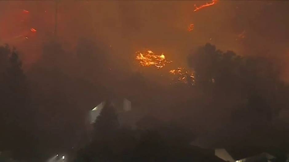Impresionantes imágenes de los incendios que asolan el condado de Riverside en California