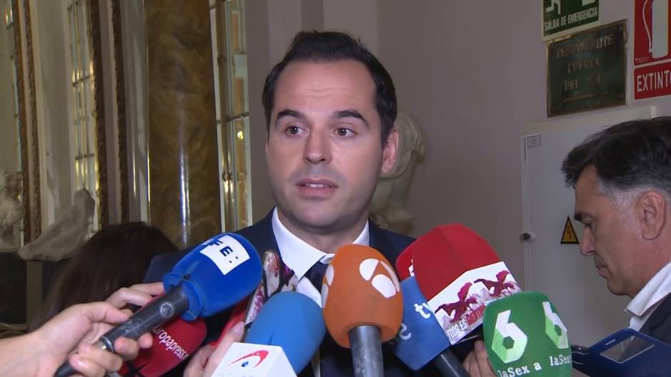 Aguado señala a Móstoles como "capital del enchufe"