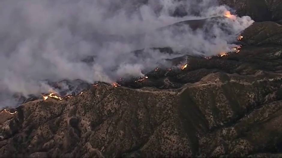 Los incendios en California avanzan sin control y causan la muerte de una persona