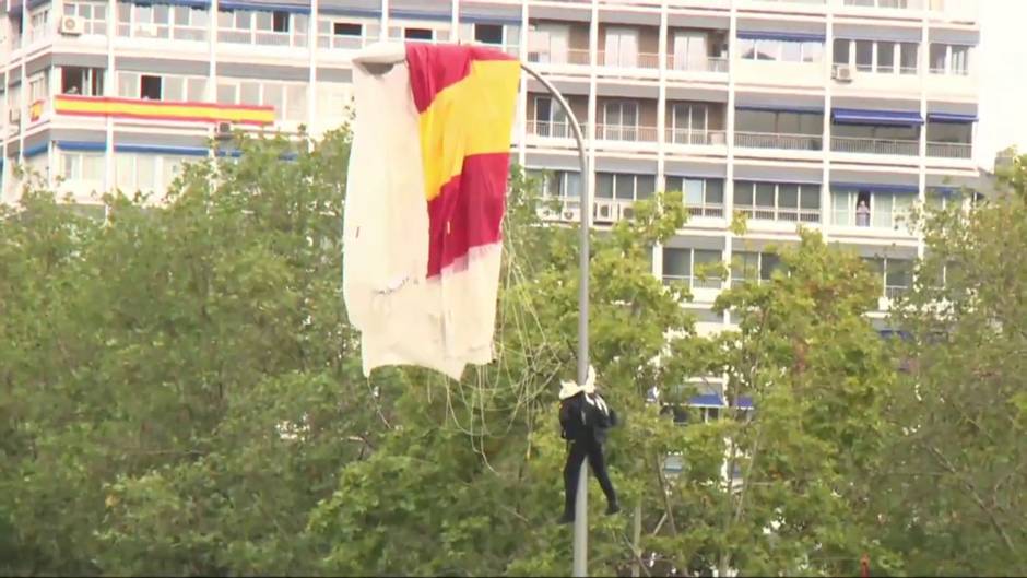 Un paracaidista choca contra una farola en el desfile del 12 de octubre