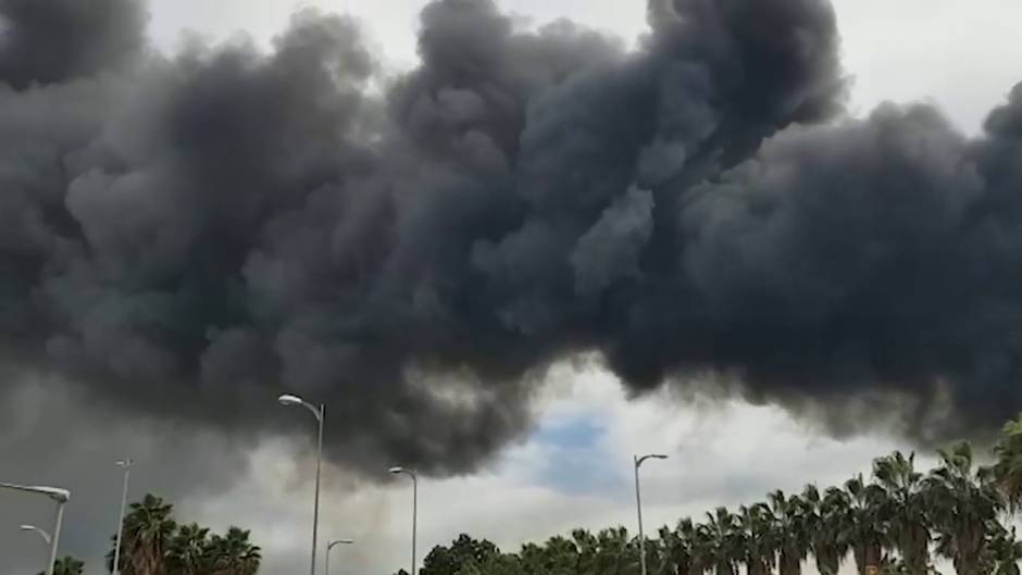 Declarado un incendio en el polígono Guadalhorce de Málaga