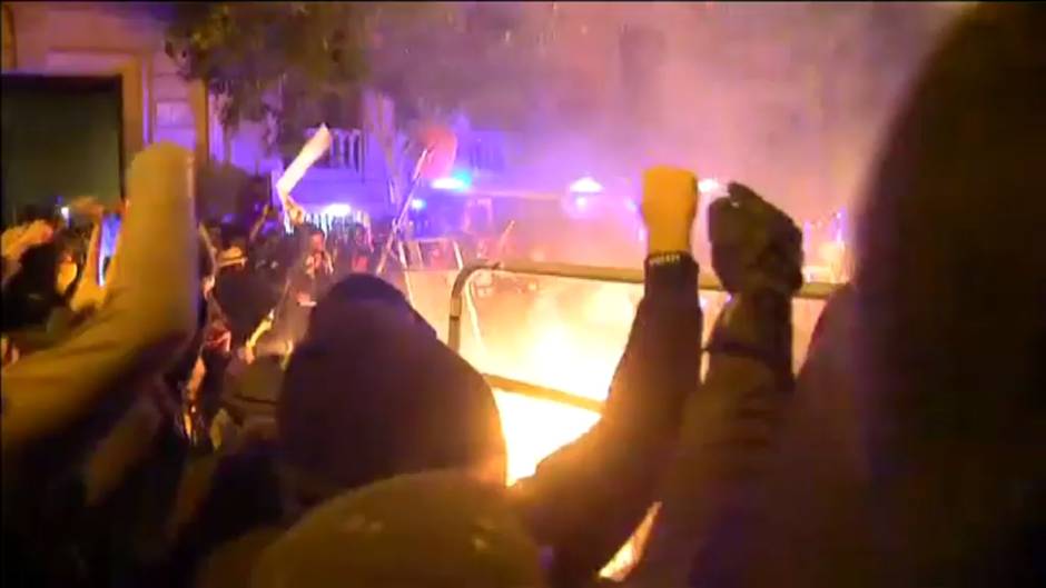 Barricadas de fuego ante el cordón policial en la Delegación del Gobierno en Barcelona