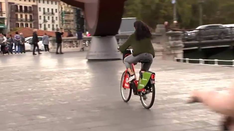 El Ayuntamiento de Bilbao pedirá carnet de conducir o un curso de tráfico para poder alquilar bicis eléctricas en la ciudad