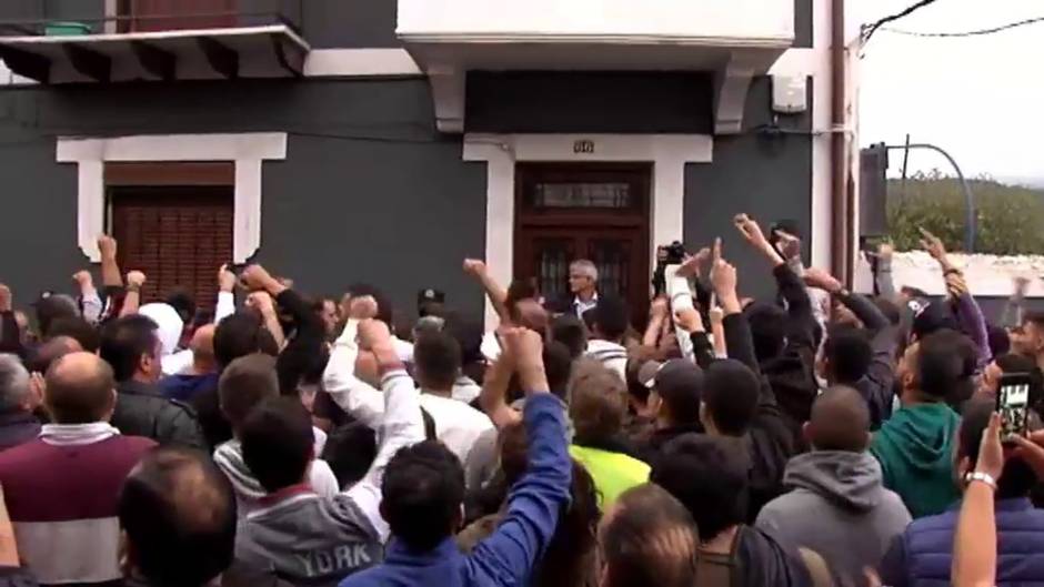 Multitudinaria concentración contra los okupas de la casa de una mujer de 94 años en Portugalete