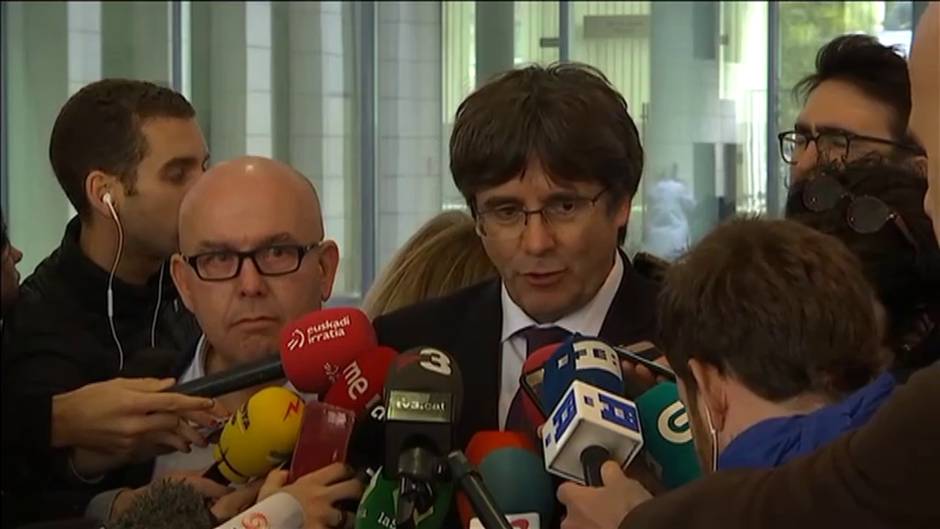 Puigdemont sale en libertad sin fianza tras declarar ante la Fiscalía en Bruselas