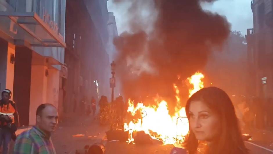 Manifestantes queman barricadas en la Via Laietana