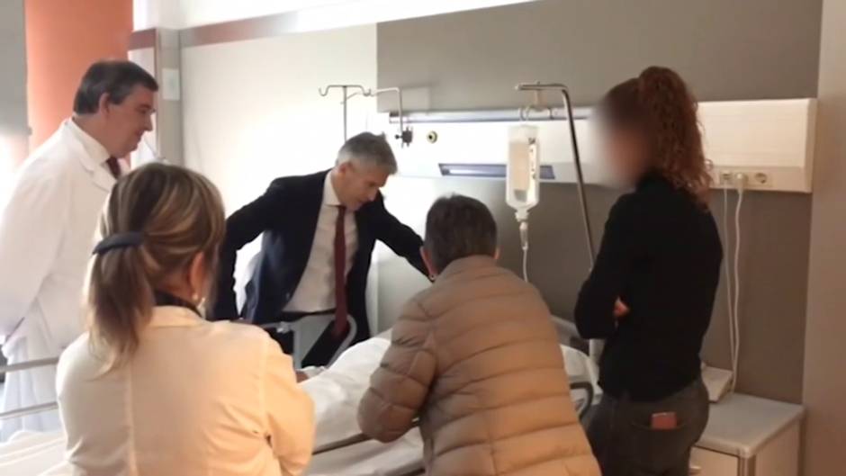 Marlaska visita en Barcelona a los policías heridos en los disturbios