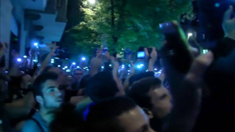 Manifestantes lanzan bolsas de basura ante la delegación de Gobierno en Barcelona