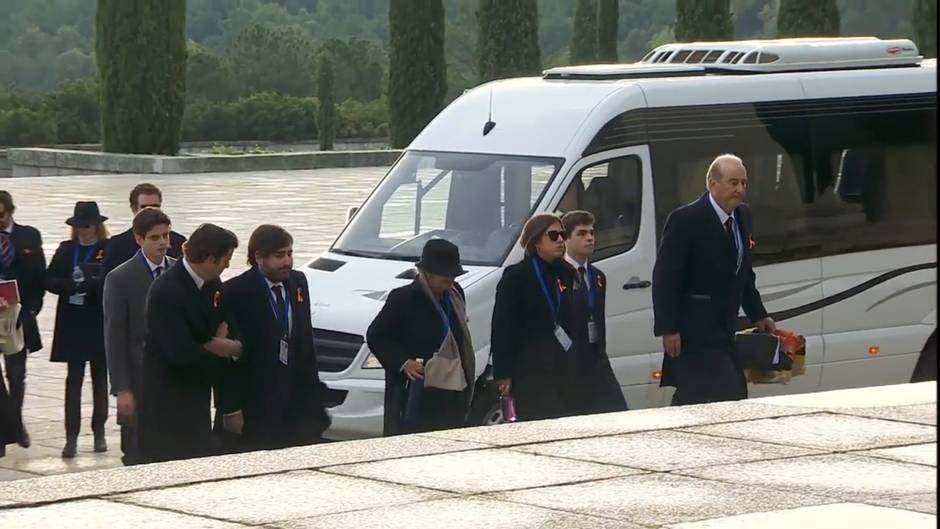 Francis Franco accede a la Basílica con una bandera preconstitucional en la mano