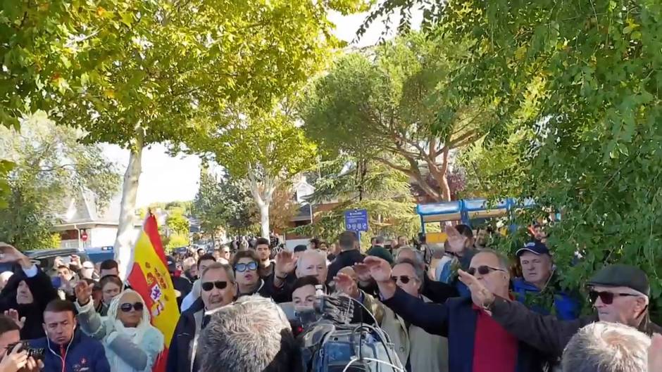 Cantan la Marcha Real, con letra de José María Pemán