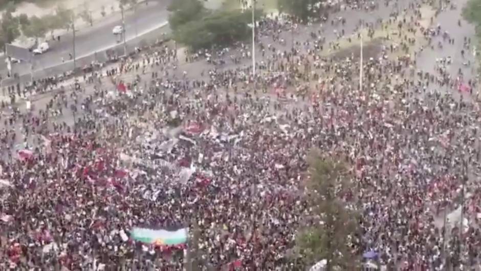 Miles de manifestantes se suman a 'La marcha más grande de Chile'